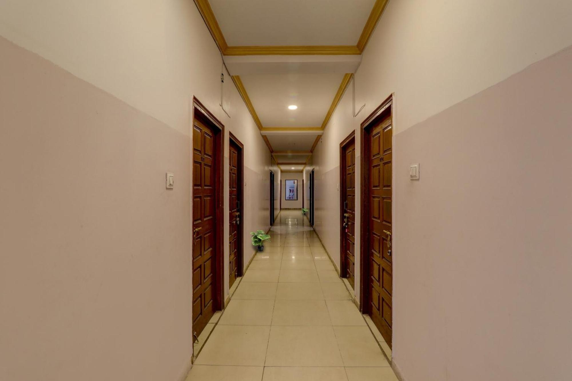 Collection O 90957 Hotel Premier Lucknow Exterior foto